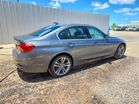 WBA8B9G35HNU53480 — 2017 BMW 3ER, photo 3 from Copart 29.09.2026, Minor dents and scratches