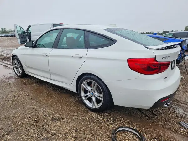 WBA8Z9C56JB220248 — 2018 BMW 3ER, фото 2 с аукциона Copart, Подтопление