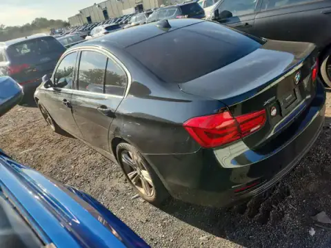 WBA8D9G53JNU68920 — 2018 BMW 3ER, zdjęcie 2 z Copart 25.09.2026, Uszkodzenia mechaniczne