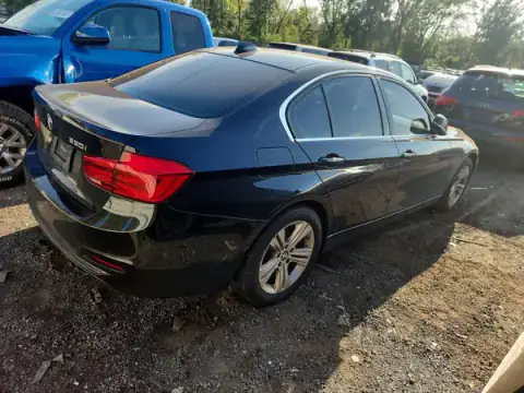 WBA8D9G53JNU68920 — 2018 BMW 3ER, zdjęcie 3 z Copart 25.09.2026, Uszkodzenia mechaniczne