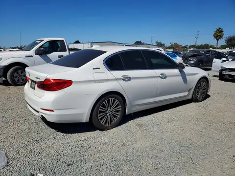 WBAJA9C58JB252403 — 2018 BMW 530E, foto 3 de Copart 20.10.2026, Pequeñas abolladuras y arañazos