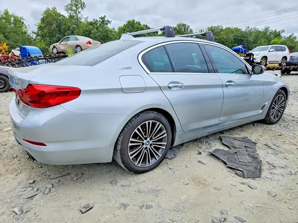 WBAJB1C52JB084529 — 2018 BMW 5ER, zdjęcie 3 z Copart 02.10.2026, Drobne wgniecenia i rysy