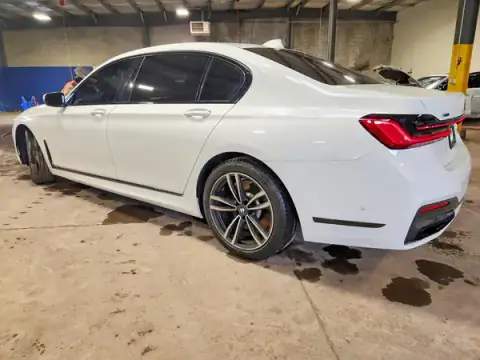 WBA7T4C02NCK50867 — 2022 BMW 7ER, photo 2 from Copart, Flood