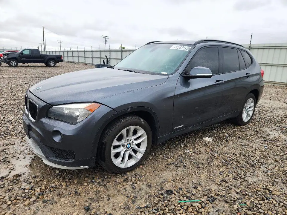WBAVL1C52FVY27646 BMW X1 2015 — Minor dents and scratches damage, before-repair photo