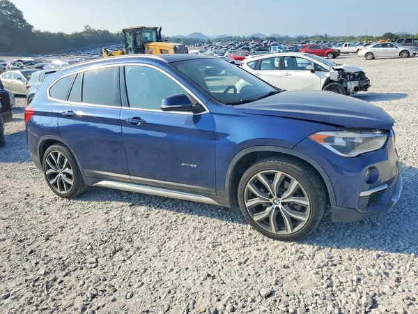 WBXHT3C37H5F76397 — 2017 BMW X1, фото 4 с аукциона Copart, Передняя часть