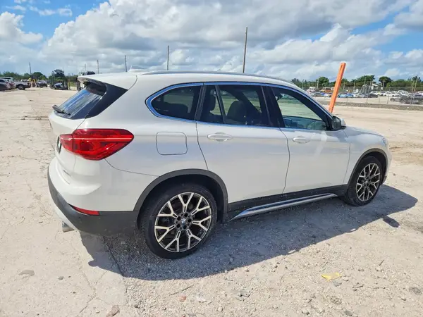 WBXJG7C00M5T23402 — 2021 BMW X1, фото 3 с аукциона Copart 05.10.2026, Механические повреждения