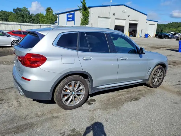 5UXTR7C50KLE98609 — 2019 BMW X3, zdjęcie 3 z Copart 13.10.2026, Uszkodzenia mechaniczne