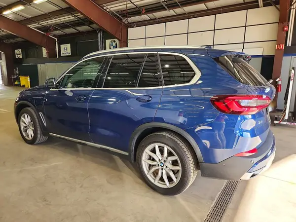 5UXTA6C08M9F27585 — 2021 BMW X5, фото 2 с аукциона Copart, Мелкие вмятины и царапины