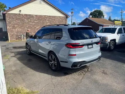 5UX23EM05R9S83624 — 2024 BMW X7, photo 2 from Copart, Minor dents and scratches