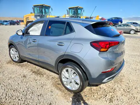 KL4AMBSL2SB141939 — 2025 Buick Encore GX, ფოტო 2, Copart 22.09.2026, ბიოლოგიური / ქიმიური საფრთხე