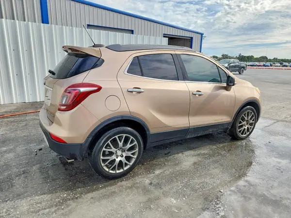 KL4CJ1SB5JB560689 — 2018 Buick Encore, zdjęcie 3 z Copart 15.10.2026, Normalne zużycie