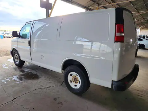 1GCWGAF17H1316089 — 2017 Chevrolet Express G2500, photo 2 from Copart 26.10.2026, Minor dents and scratches