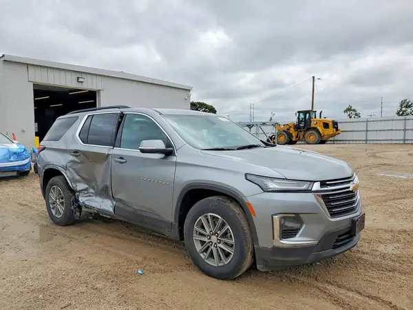 1GNETVKW3RJ129389 — 2024 Chevrolet Traverse, zdjęcie 4 z Copart, Bok