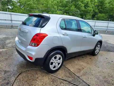 KL7CJKSB5JB719977 — 2018 Chevrolet TRAX, zdjęcie 3 z Copart 22.09.2026, Przód