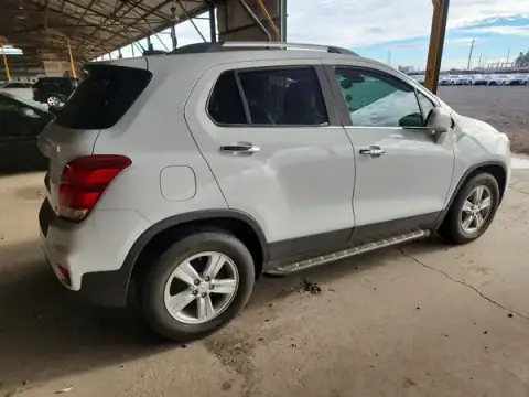 KL7CJLSB2JB603772 — 2018 Chevrolet TRAX, foto 3 de Copart 23.09.2026, Pequeñas abolladuras y arañazos