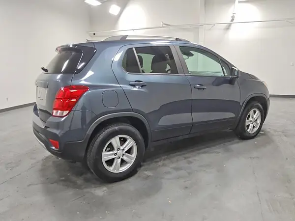 KL7CJPSB6MB339614 — 2021 Chevrolet TRAX, фото 3 с аукциона Copart 08.10.2026, Мелкие вмятины и царапины