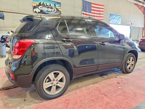 KL7CJPSM6MB370749 — 2021 Chevrolet TRAX, photo 3 from Copart 06.10.2026, Minor dents and scratches