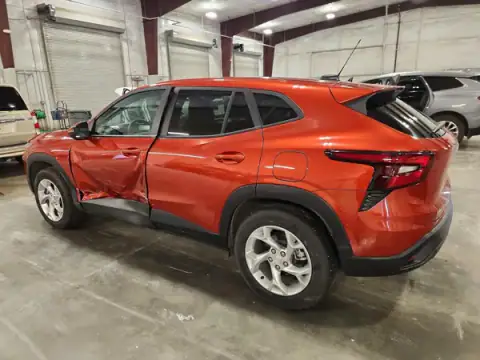 KL77LFE20RC040929 — 2024 Chevrolet TRAX, фото 2 з Copart, Бокова частина