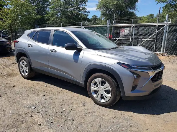 KL77LFE23RC052735 — 2024 Chevrolet TRAX, photo 4 from Copart, Front end