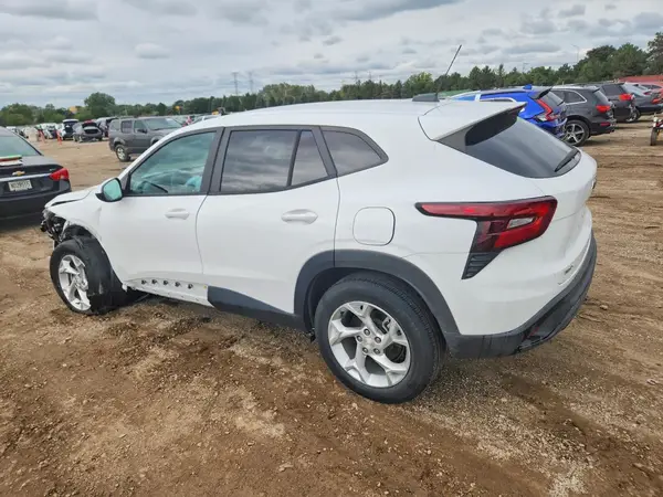 KL77LFE29RC048852 — 2024 Chevrolet TRAX, photo 2 from Copart, Front end
