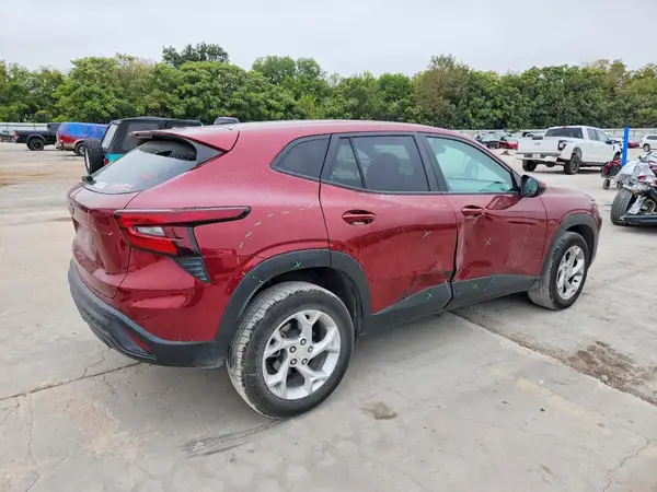 KL77LFE29RC001899 — 2024 Chevrolet TRAX, photo 3 from Copart 20.10.2026, Front end