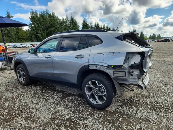 KL77LHE20RC048444 — 2024 Chevrolet TRAX, photo 2 from Copart 20.10.2026, Rear end