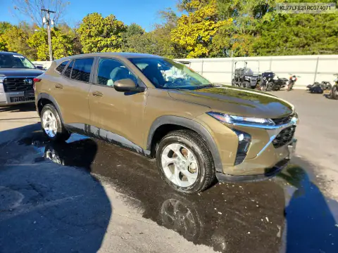 KL77LFE21RC074071 — 2024 Chevrolet TRAX, zdjęcie 4 z Copart, Zalanie