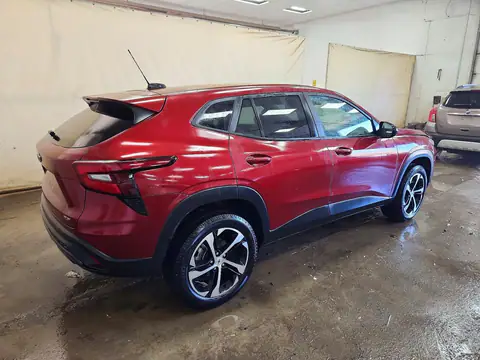 KL77LGE24RC019815 — 2024 Chevrolet TRAX, photo 3 from Copart, Side