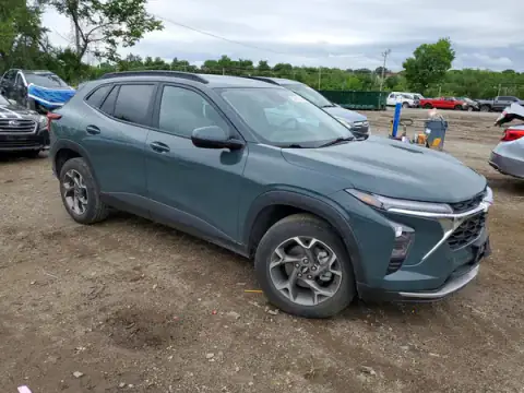 KL77LHEP4SC136768 — 2025 Chevrolet TRAX, photo 4 from Copart 20.10.2026, Side