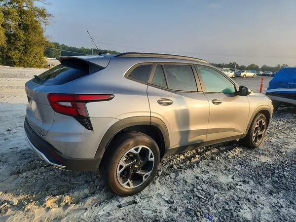 KL77LHEP8SC236078 — 2025 Chevrolet TRAX, zdjęcie 3 z Copart, Przód