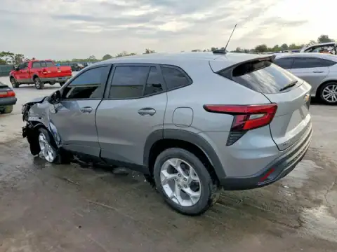 KL77LFEP8SC080824 — 2025 Chevrolet TRAX, foto 2 de Copart 05.10.2026, Parte delantera