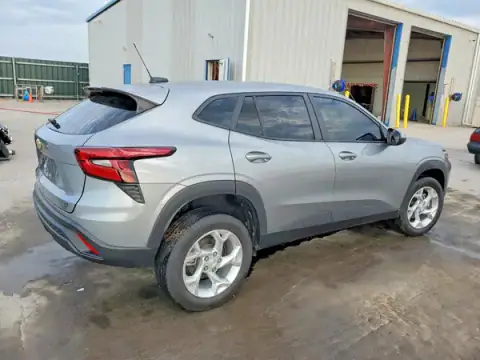 KL77LFEP8SC080824 — 2025 Chevrolet TRAX, foto 3 de Copart 05.10.2026, Parte delantera