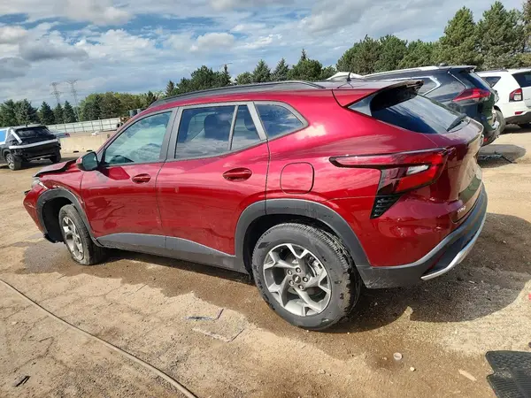KL77LHEP0SC225527 — 2025 Chevrolet TRAX, фото 2 с аукциона Copart, Передняя часть