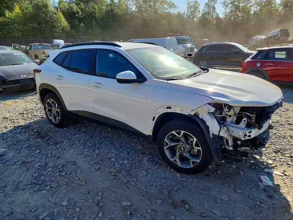 KL77LHEP2SC233791 — 2025 Chevrolet TRAX, фото 4 с аукциона Copart, Передняя часть