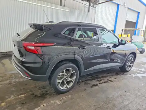 KL77LHEP8SC311202 — 2025 Chevrolet TRAX, foto 3 de Copart 21.09.2026, Lateral