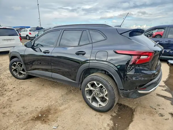KL77LHEP6SC338348 — 2025 Chevrolet TRAX, zdjęcie 2 z Copart, Przód