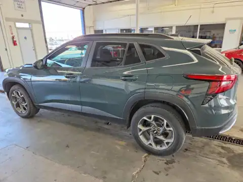 KL77LHEPXSC084580 — 2025 Chevrolet TRAX, foto 2 de Copart 25.09.2026, Parte delantera