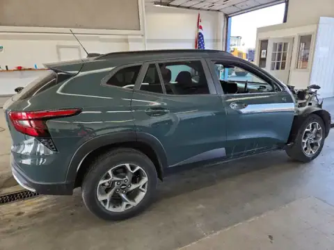 KL77LHEPXSC084580 — 2025 Chevrolet TRAX, foto 3 de Copart 25.09.2026, Parte delantera