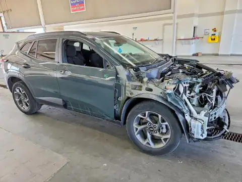 KL77LHEPXSC084580 — 2025 Chevrolet TRAX, foto 4 de Copart 25.09.2026, Parte delantera