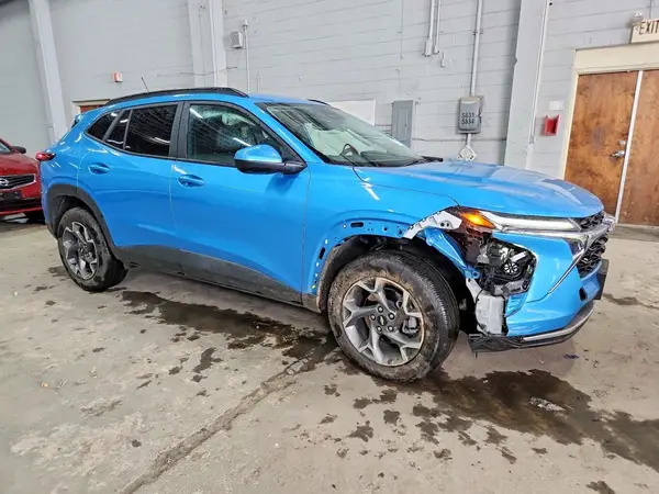 KL77LHEP2SC182664 — 2025 Chevrolet TRAX, zdjęcie 4 z Copart 07.10.2026, Przód