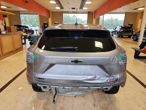 KL77LGEP6SC111493 — 2025 Chevrolet TRAX, წინა ნაწილი, ფოტოები შეკეთებამდე