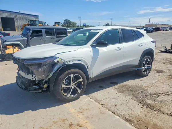 KL77LGEP9TC223223 Chevrolet TRAX 2026 — uszkodzenie Przód, zdjęcie przed naprawą