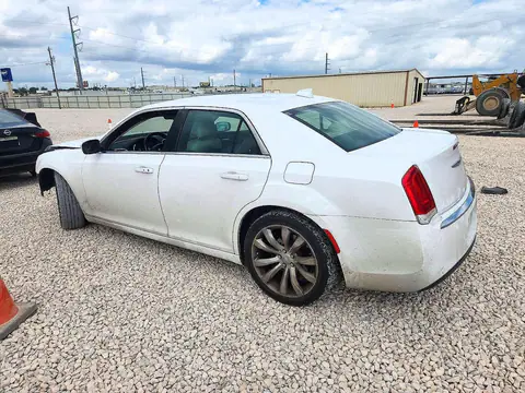 2C3CCAAG1JH257935 — 2018 Chrysler 300, zdjęcie 2 z Copart, Przód