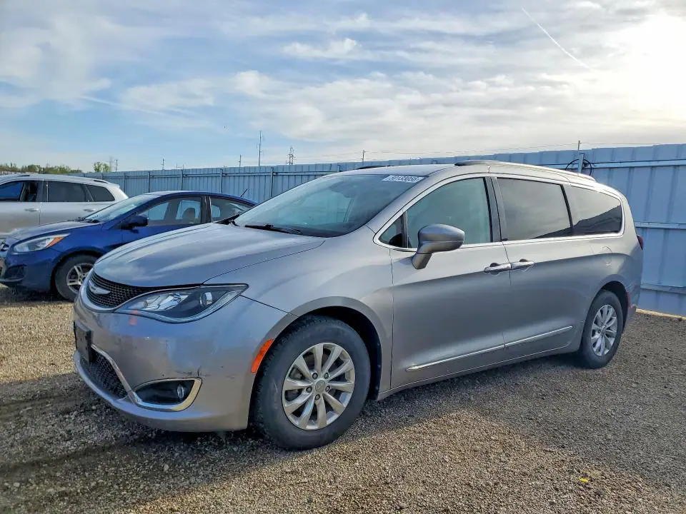 2C4RC1BG2HR770670 Chrysler Pacifica 2017 — Rear end damage, before-repair photo