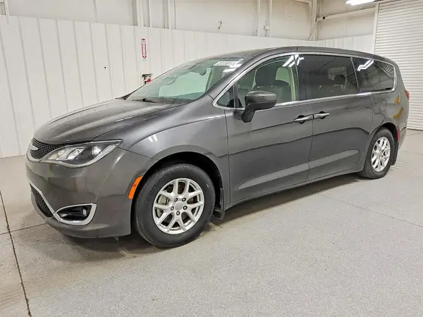 2C4RC1BG5HR846737 Chrysler Pacifica 2017 — Normal wear damage, before-repair photo