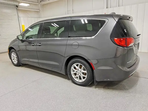 2C4RC1BG5HR846737 — 2017 Chrysler Pacifica, photo 2 from Copart 29.09.2026, Normal wear