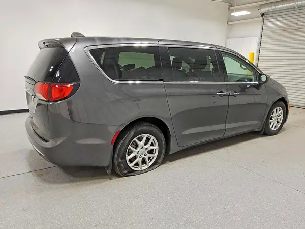 2C4RC1BG5HR846737 — 2017 Chrysler Pacifica, photo 3 from Copart 29.09.2026, Normal wear