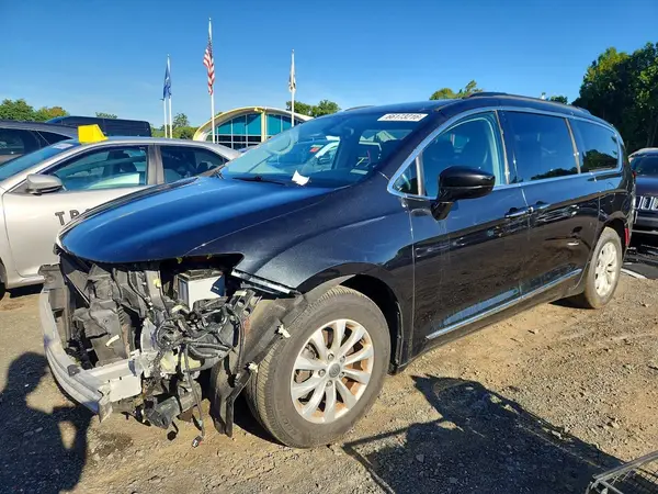 2C4RC1BGXHR524370 Chrysler Pacifica 2017 — Front end damage, before-repair photo