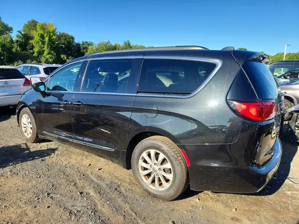 2C4RC1BGXHR524370 — 2017 Chrysler Pacifica, photo 2 from Copart 01.10.2026, Front end