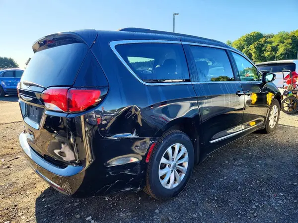 2C4RC1BGXHR524370 — 2017 Chrysler Pacifica, photo 3 from Copart 01.10.2026, Front end